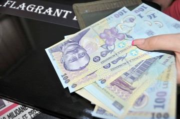 Un bărbat a oferit bani unui echipaj de Poliţie Rutieră!